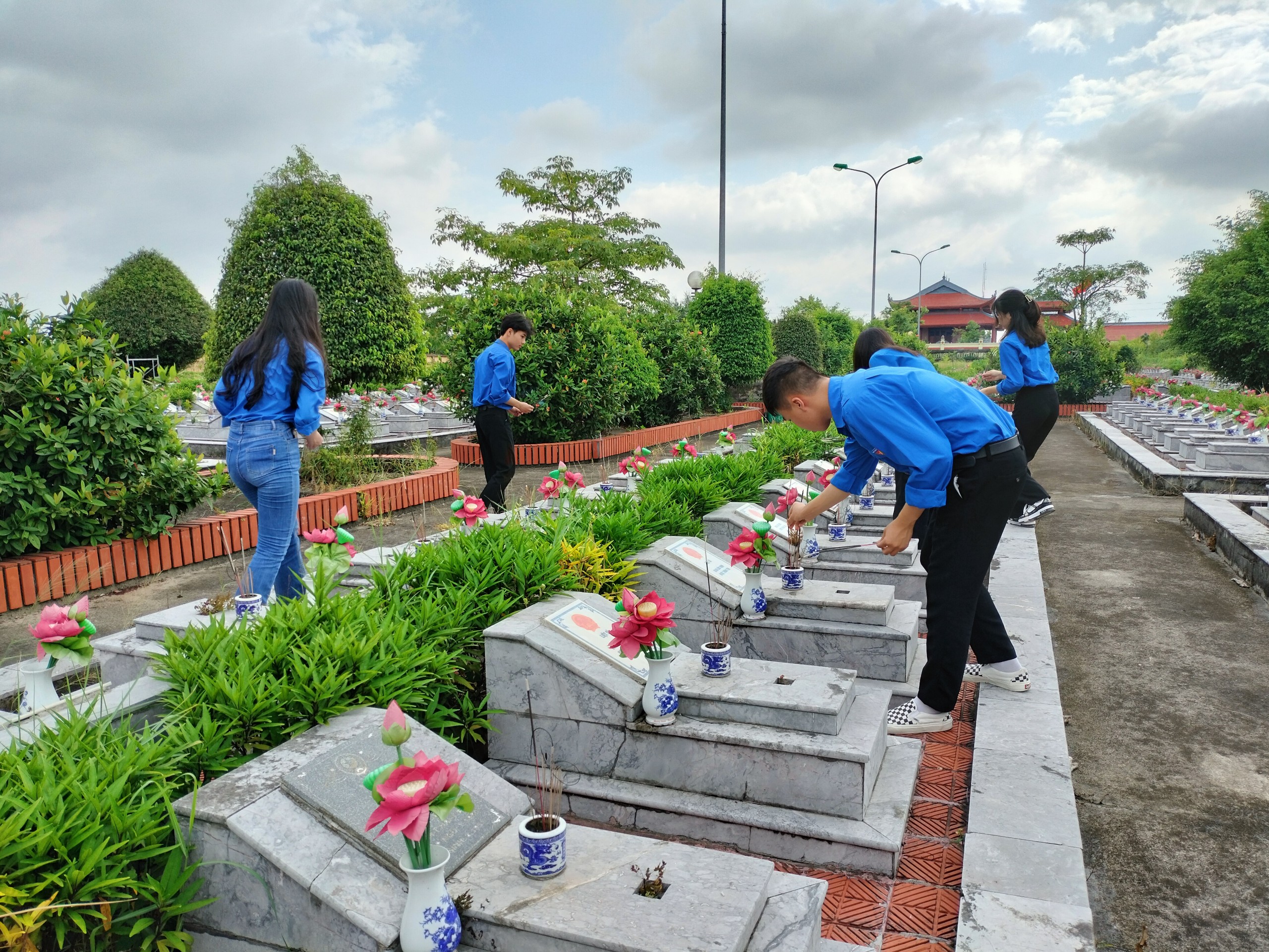 Các đoàn viên thanh niên thuộc đội xung kích an ninh học đường trường THPT Bắc Đông Quan, đang dâng hương tại Nghĩa trang Liệt sĩ Huyện đông hưng