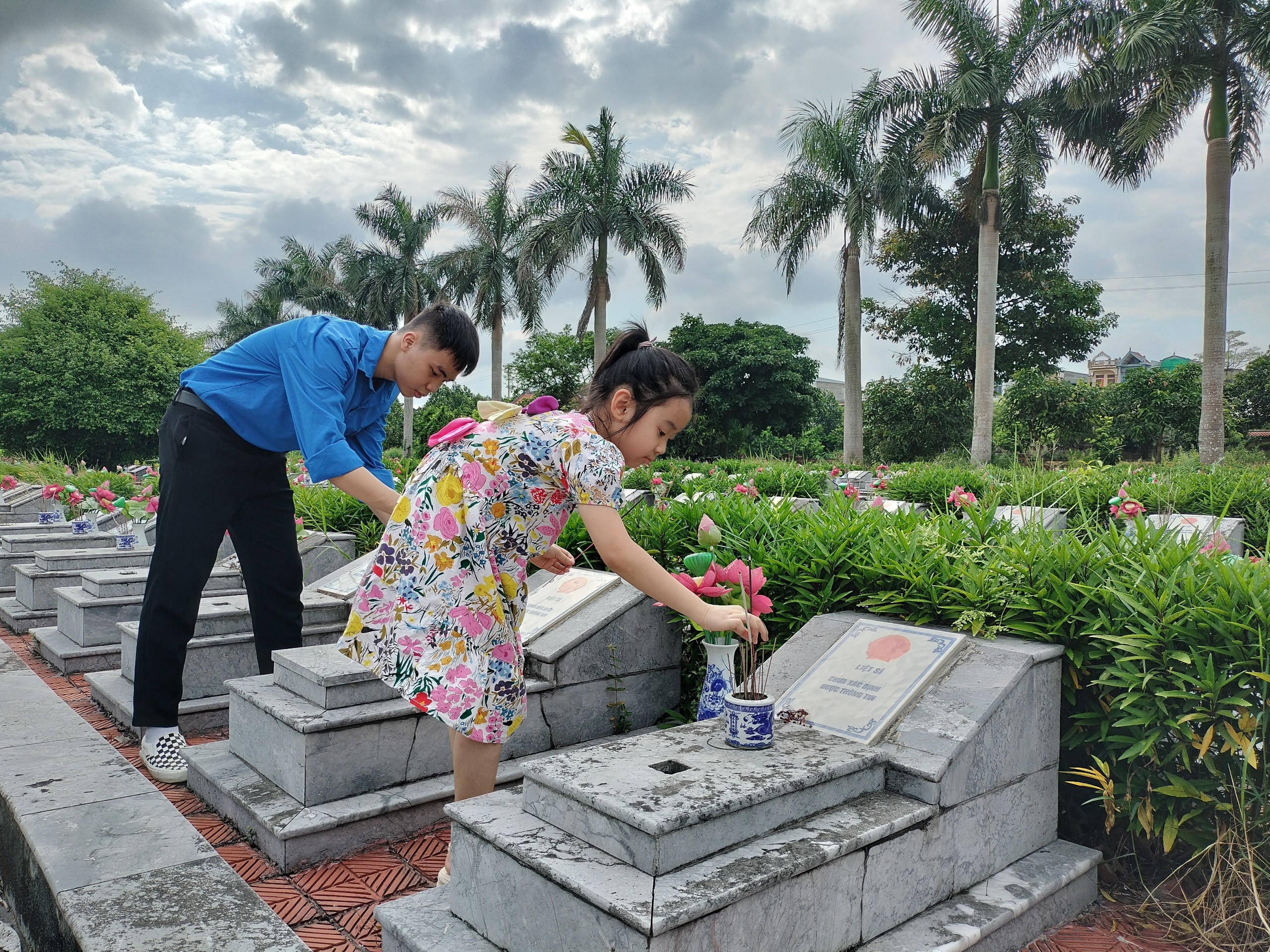 Em Trần Thảo Anh học sinh trường tiểu học Đông la đang dâng hương cùng các anh chị đoàn viên