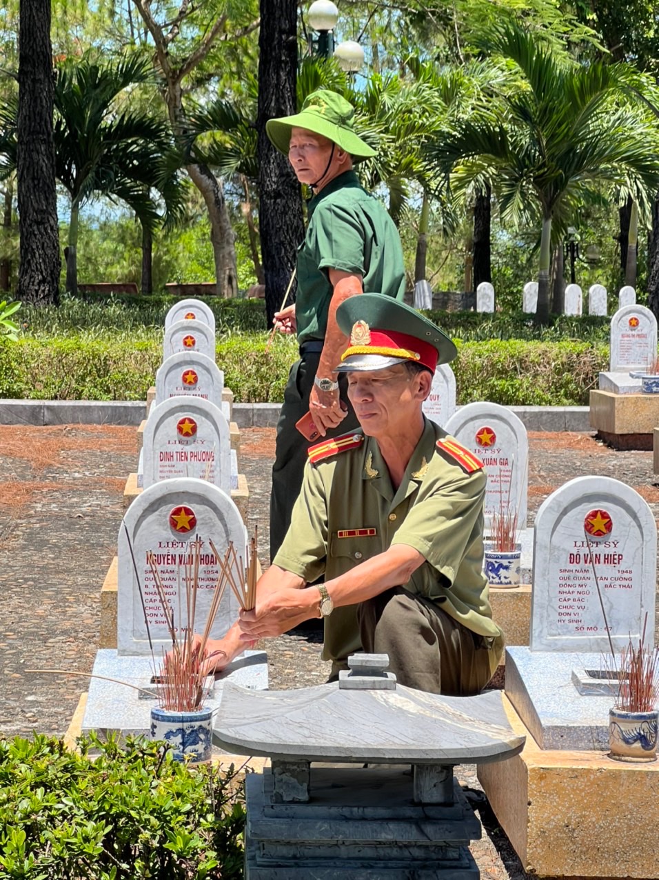 Những người là Cựu chiến binh vào thăm người đồng đội của mình ( Ảnh Xuân Sang )
