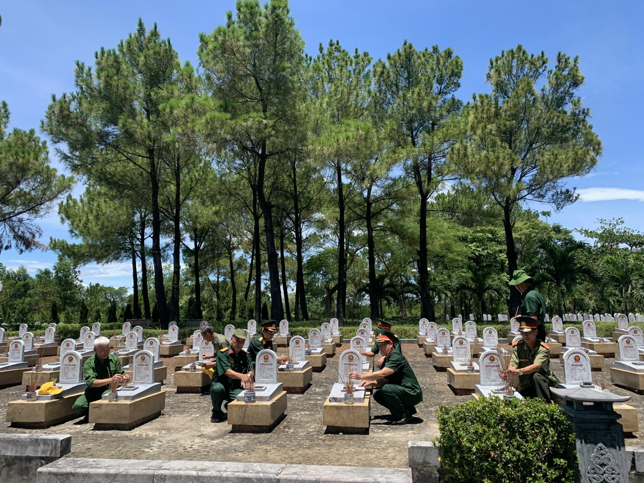 Những người là Cựu chiến binh vào thăm người đồng đội của mình ( Ảnh Xuân Sang )