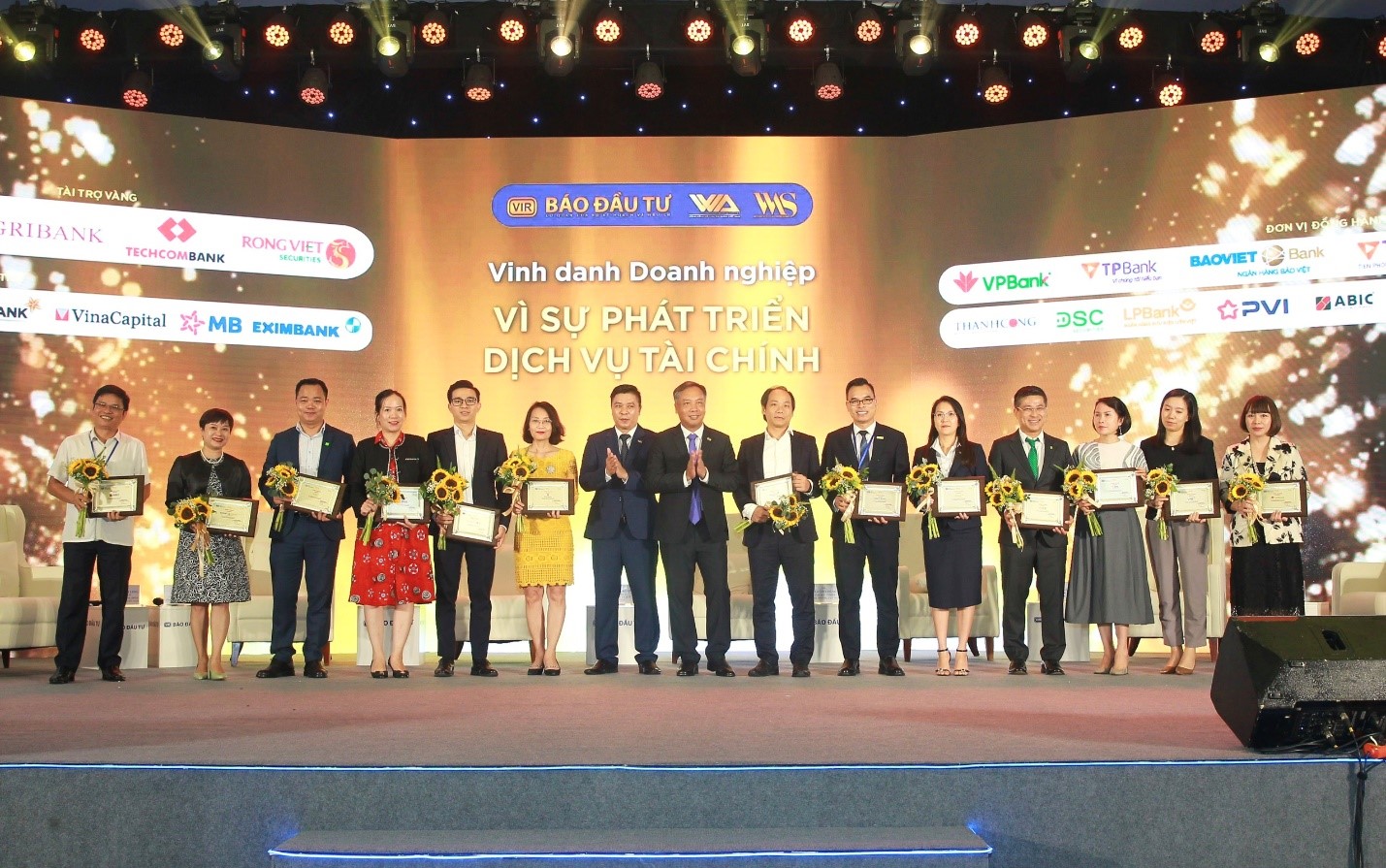 Với giải pháp tài chính cá nhân sáng tạo, OCB đã được vinh danh Doanh nghiệp vì sự phát triển dịch vụ tài chính.