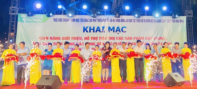 Quan khách và Ban tổ chức thực hiện nghi thức cắt băng khai mạc (Ảnh: V.H)