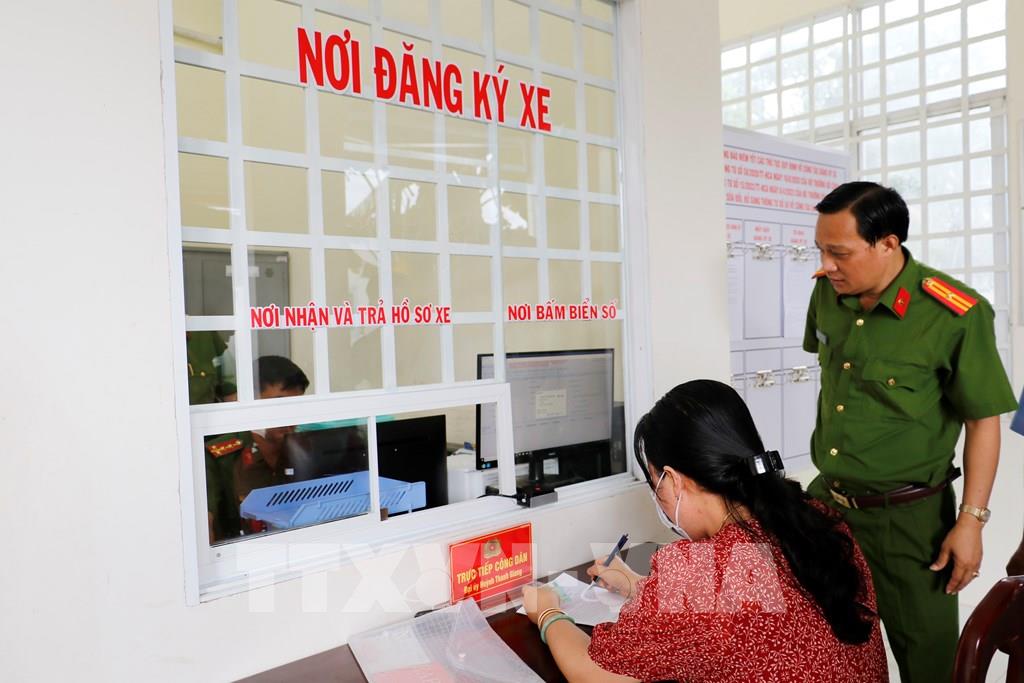 Người dân đến làm thủ tục xe gắn máy tại Công an xã Nhơn Ái, huyện Phong Điền, TP. Cần Thơ. Ảnh: TTXVN phát