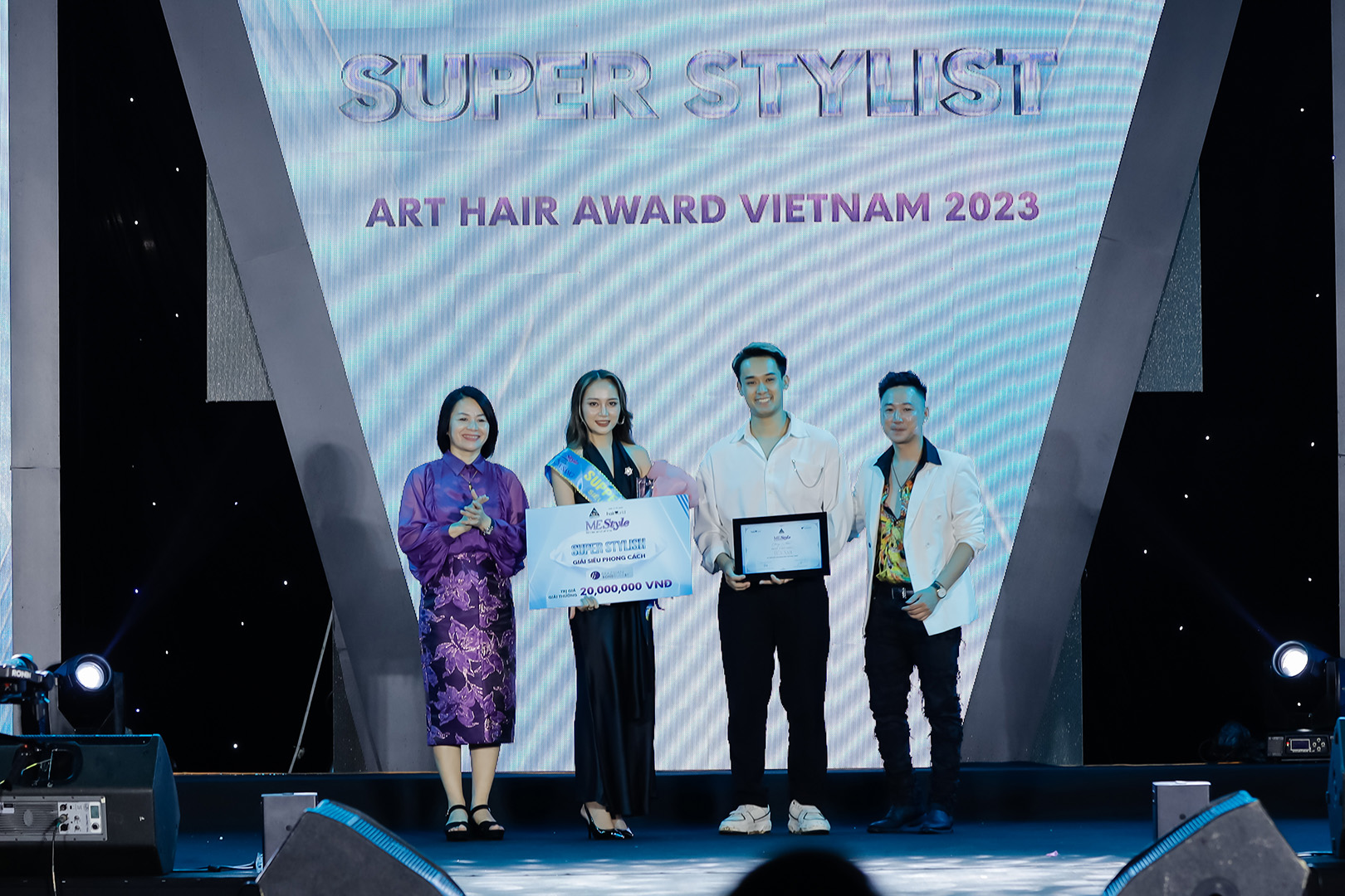 Bà Hoàng Bích Tâm và giám khảo NTM Trung Trần trao giải cho thí sinh Hoàng Hải Hà - Super Stylish và NTM Tiến Nam giải Top hair Artist do thương hiệu B3-Brazilian Bond Builder đề