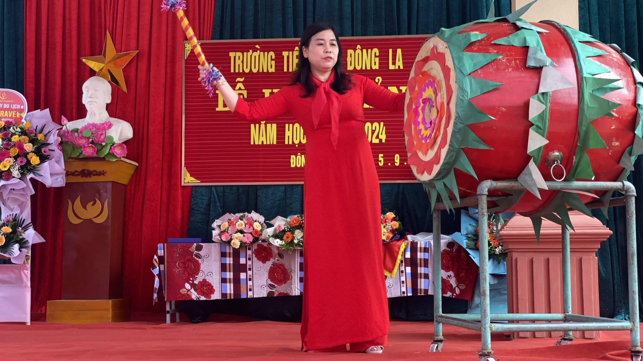 Cô giáo Nguyễn Thị Uyên - Bí thư Chi bộ, Hiệu trưởng nhà trường đánh trống khai giảng năm hộc mới 