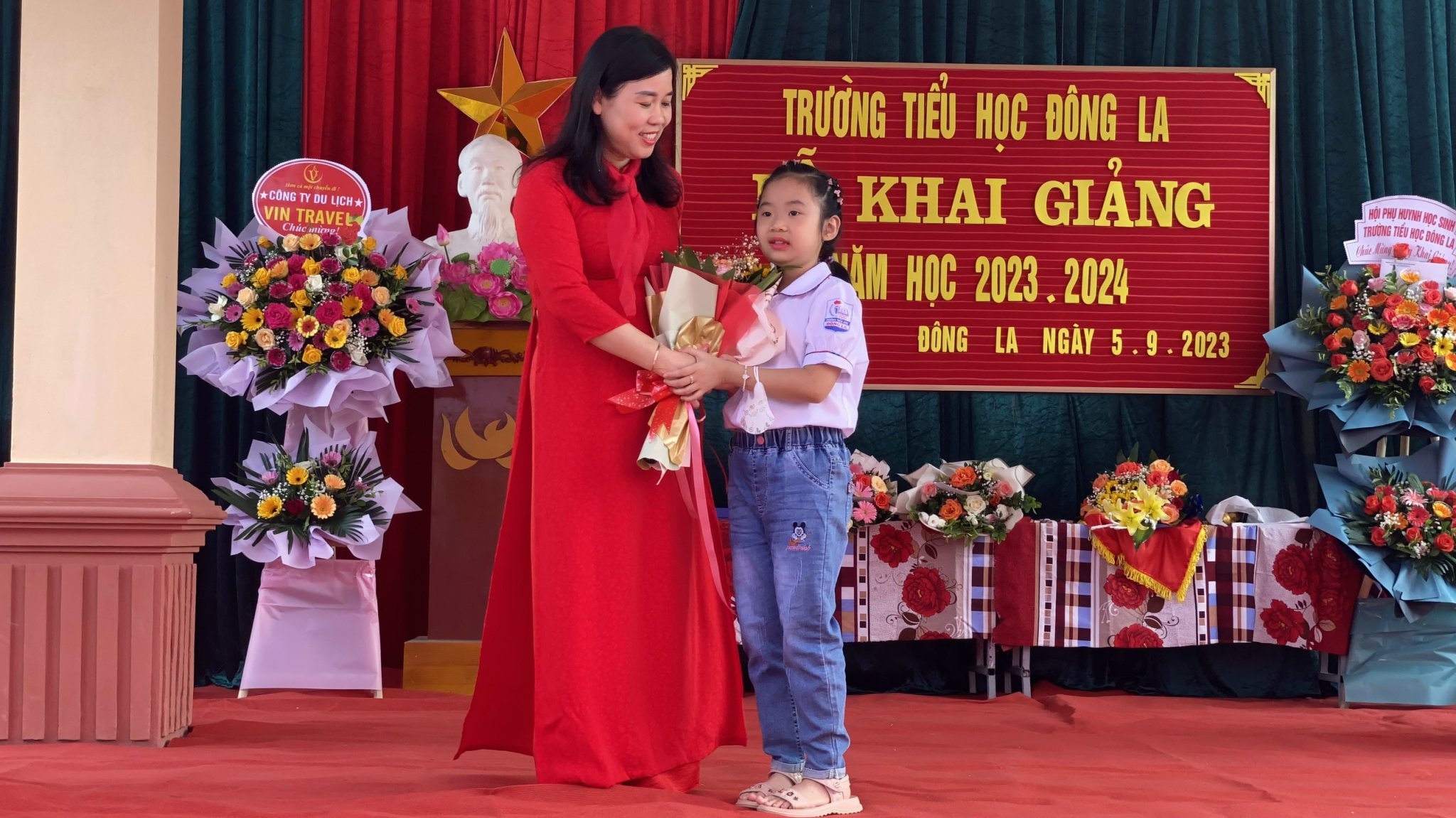 Em Trần Thảo Anh đại diện cho khối lớp 2 tặng hoa chúc mừng Cô giáo Hiệu Trưởng 