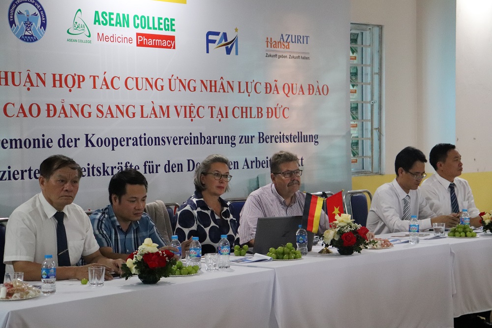 Các chuyên gia đại diện chương trình chủ trì buổi lễ.