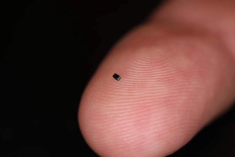 CameraCubeChip có kích thức chỉ bằng hạt muối. Ảnh: O.C