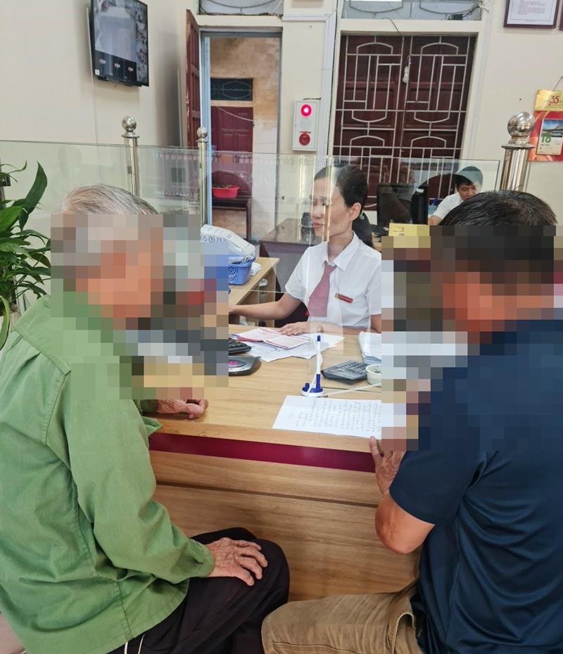 Cán bộ ngân hàng liên lạc với con trai ông Nguyễn Văn B và thuyết phục khách hàng không sập bẫy lừa đảo