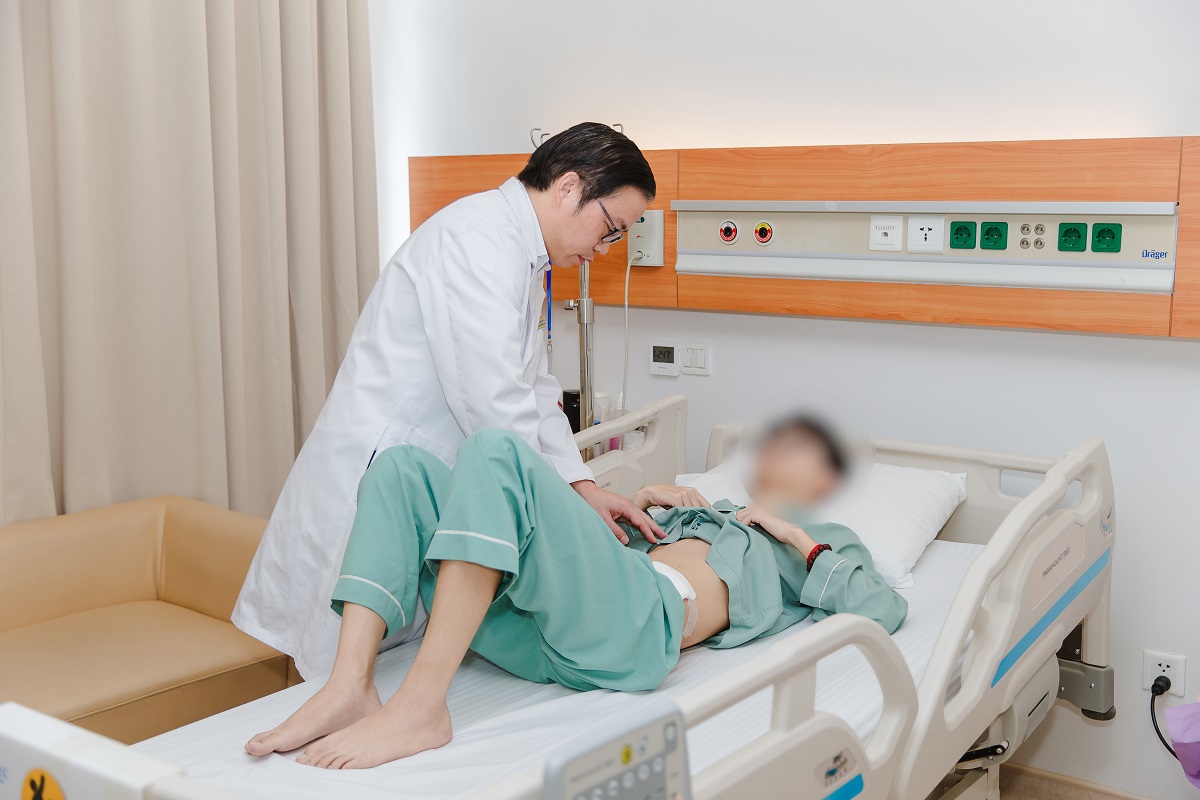 bác sĩ xác định được khối u lớn bất thường đang nằm ngay vùng tiểu khung sàn chậu