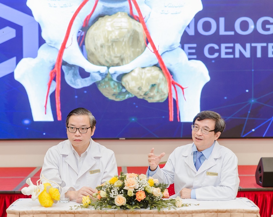PGS.TS.BS Phạm Đức Huấn (bên phải) - Giám đốc Trung tâm Tiêu hóa - Gan mật - Tiết niệu, Bệnh viện Đa khoa quốc tế Vinmec Times City.