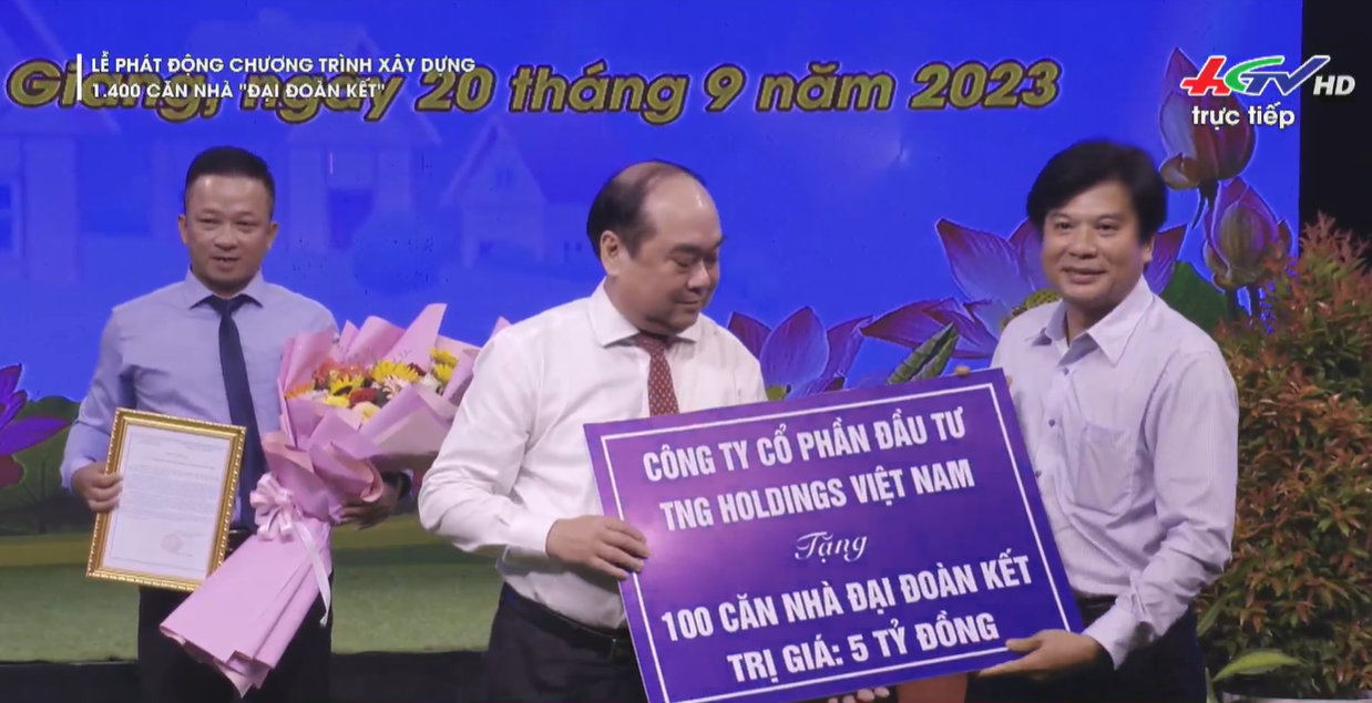 Trao 100 nha tinh nghia tai Hau Giang