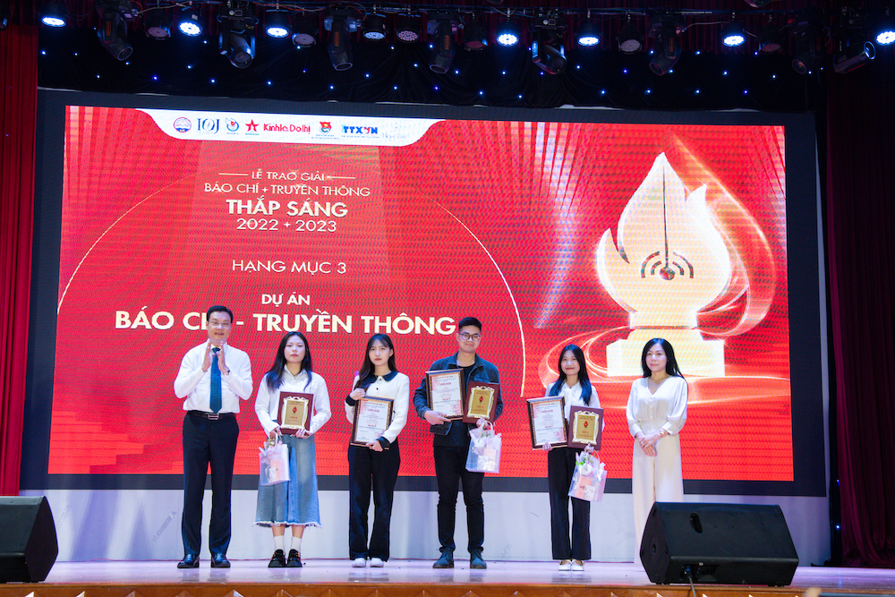 Trao tặng giải thưởng cho các tác phẩm, sản phẩm thuộc hạng mục 3: Dự án báo chí truyền thông.