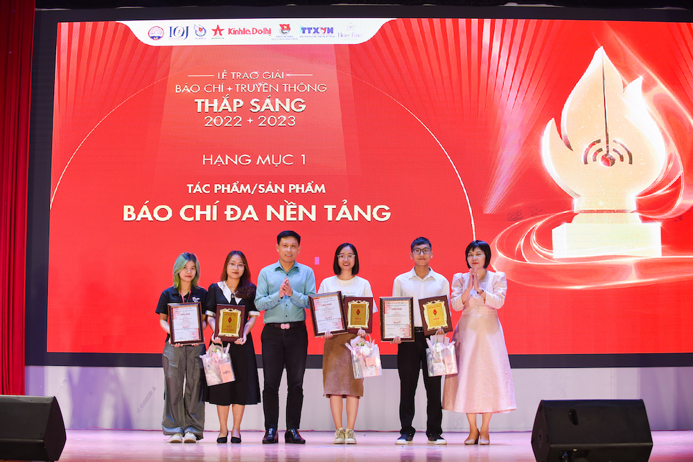 PGS.TS Nguyễn Thành Lợi, Tổng Biên tập Báo Kinh tế & Đô thị, Phó Trưởng ban Tổ chức, Trưởng ban Giám khảo trao cuộc thi và PGS.TS Đỗ Thị Thu Hằng - Trưởng Ban Nghiệp vụ Hội Nhà báo Việt Nam trao giải cho các cá nhân và nhóm tác giả đoạt giải hạng mục 1: Báo chí đa nền tảng.