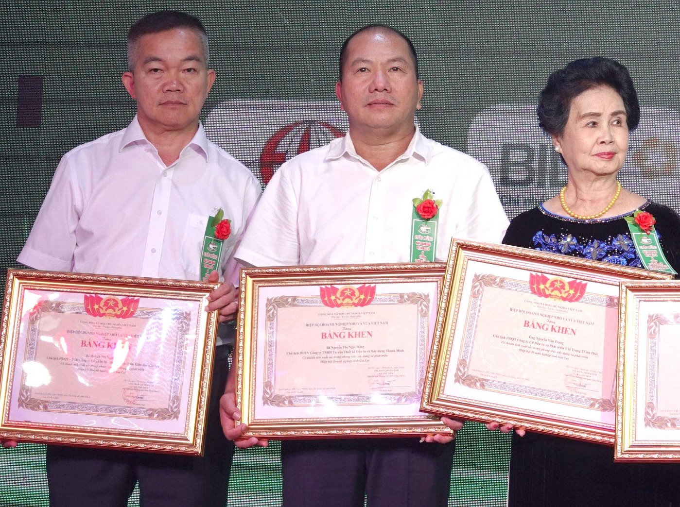 Doanh nhân Nguyễn Văn Thành -Giám đốc Công ty TNHH XNK Hoa Trang Gia Lai (ở giữa) nhận Bằng khen của Hiệp hội Doanh nghiệp nhỏ và vừa Việt Nam.
