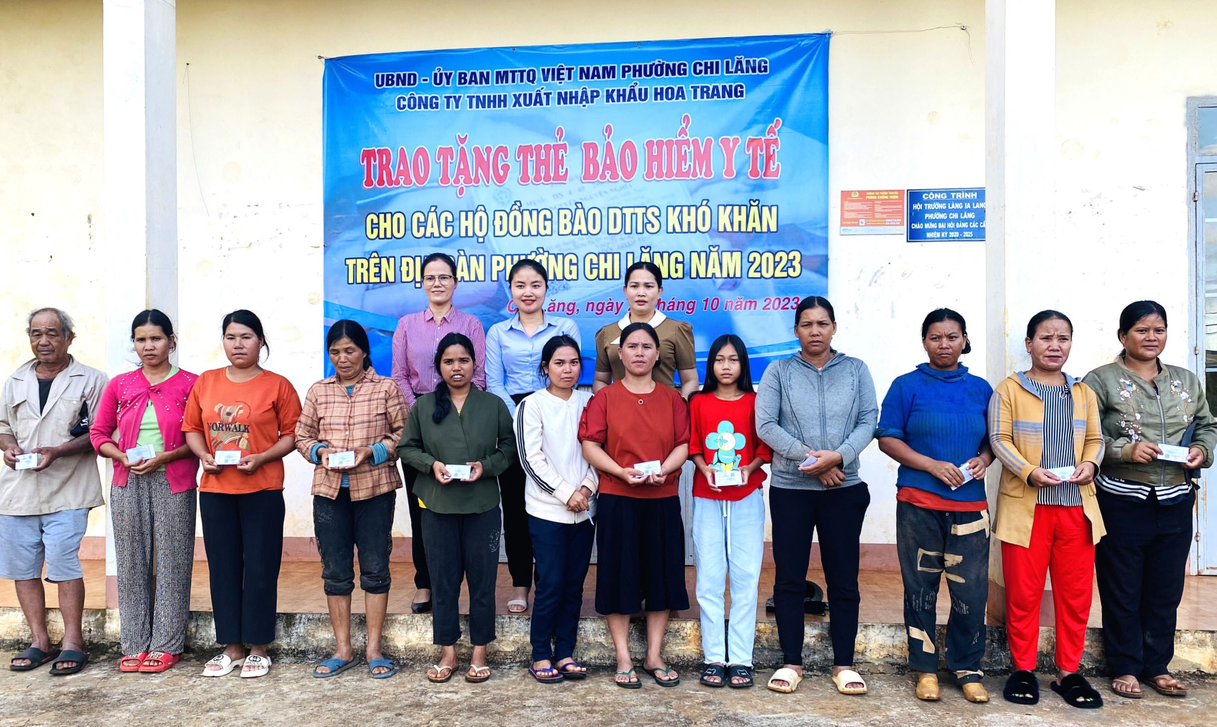 Công ty TNHH XNK Hoa Trang Gia Lai trao tặng thẻ BHYT giúp người dân tộc thiểu số tại TP. Pleiku.