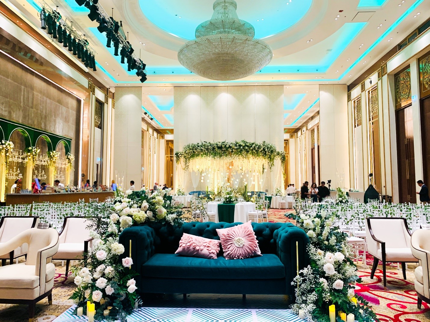 Không gian đại sảnh Grand Ballroom nơi tổ chức nghi lễ Sangeet của cô dâu và chú rể