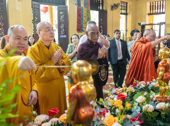 Đại diện GHPGVN cùng Tăng đoàn Myanmar thực hiện nghi lễ tắm Phật.