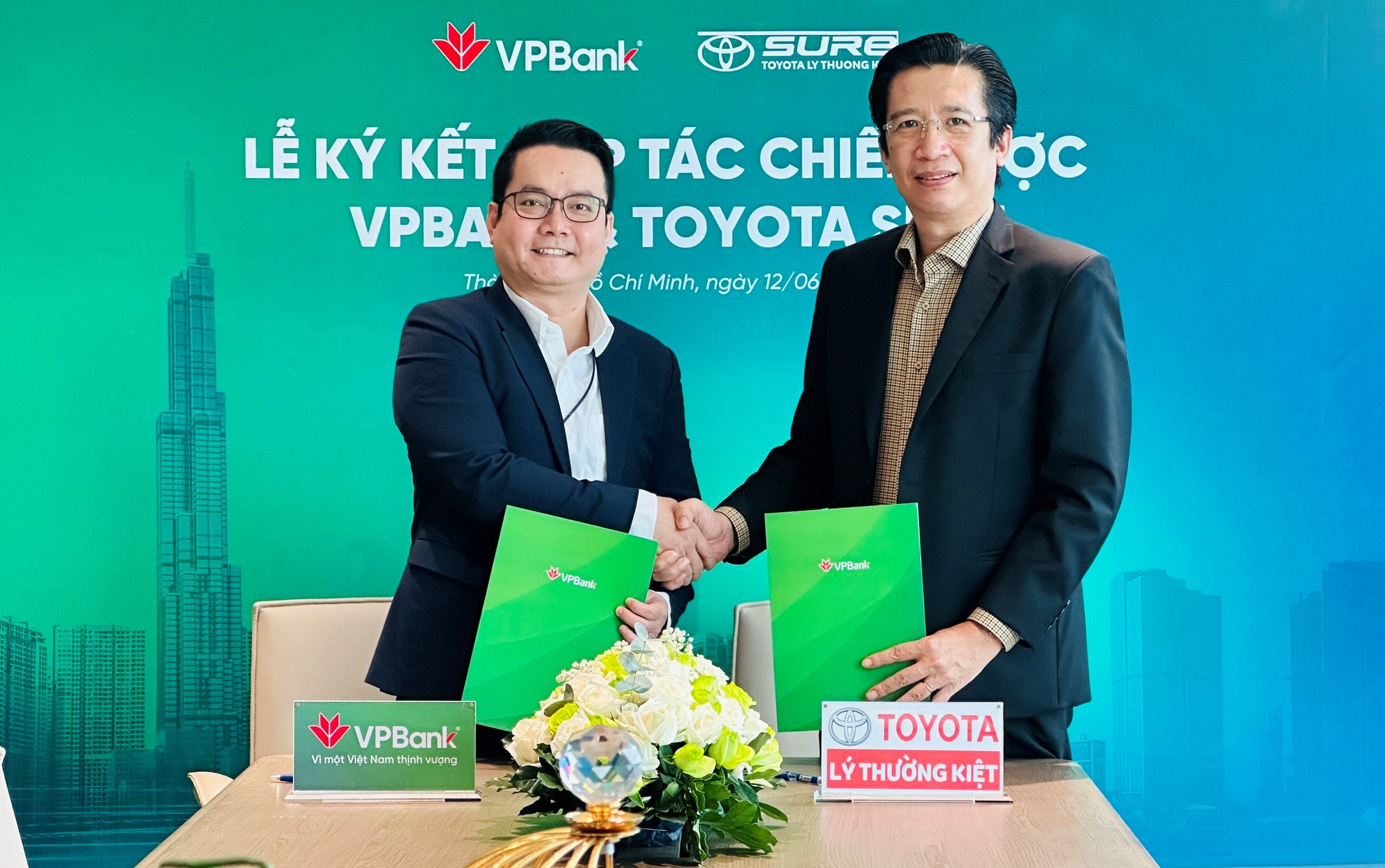 VPBank và Toyota Sure ký kết hợp tác gia tăng trải nghiệm cho khách hàng vay mua xe.