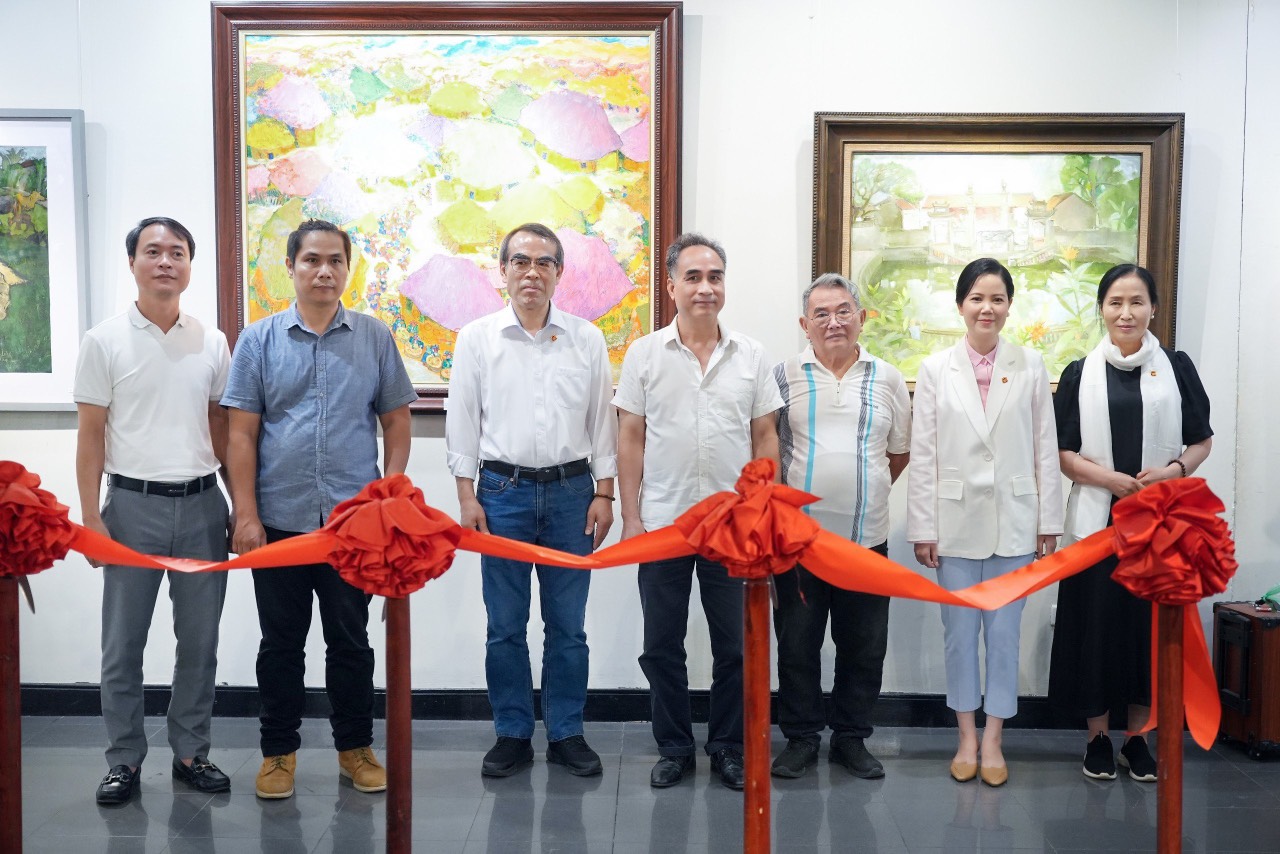 Hoạ sỹ Trần Quang Thái (thứ hai từ trái sang); Giáo sư GS.TS Dam Won Kim Chang Bae (thứ 3 từ trái sang) cùng các khách mời tham dự triển lãm.