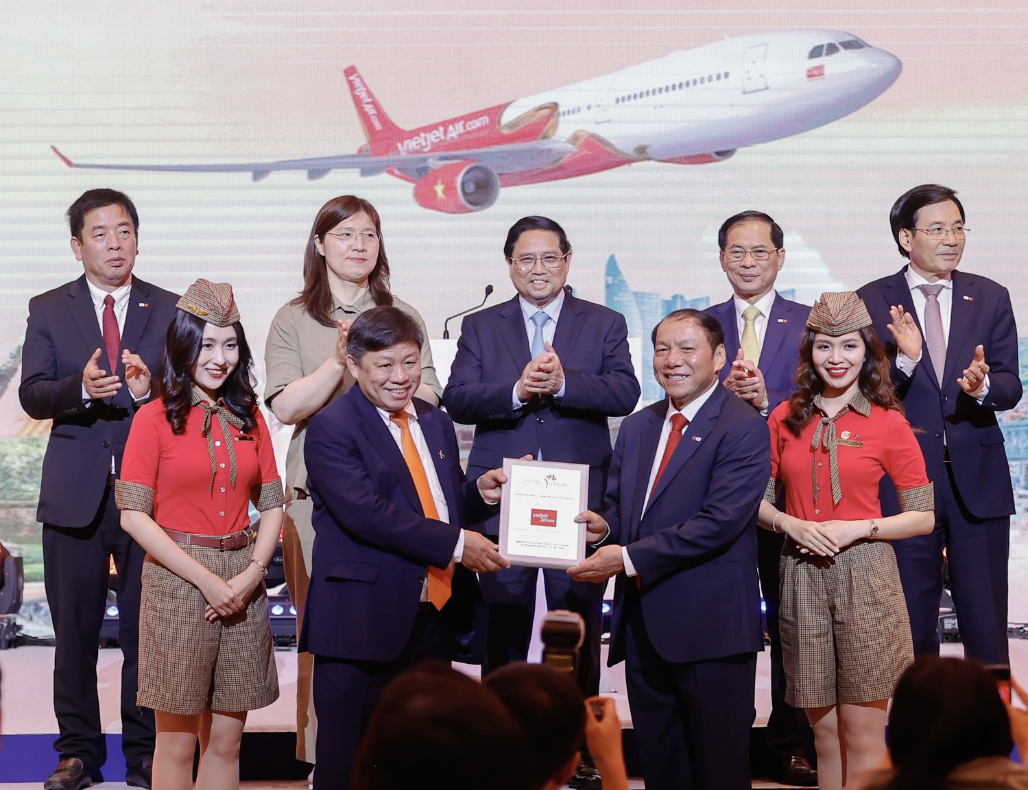 Thủ tướng Chính phủ Phạm Minh Chính cùng lãnh đạo cấp cao hai nước đã chúc mừng Vietjet kỷ niệm và chào đón đường bay mới nhân chuyến thăm chính thức Hàn Quốc của Thủ tướng.