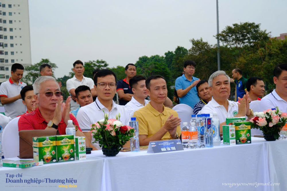 Cựu Tuyển thủ Đội tuyển bóng đá Quốc gia Việt Nam Đặng Phương Nam (áo vàng), tham dự lễ khai mạc giải bóng đá,
