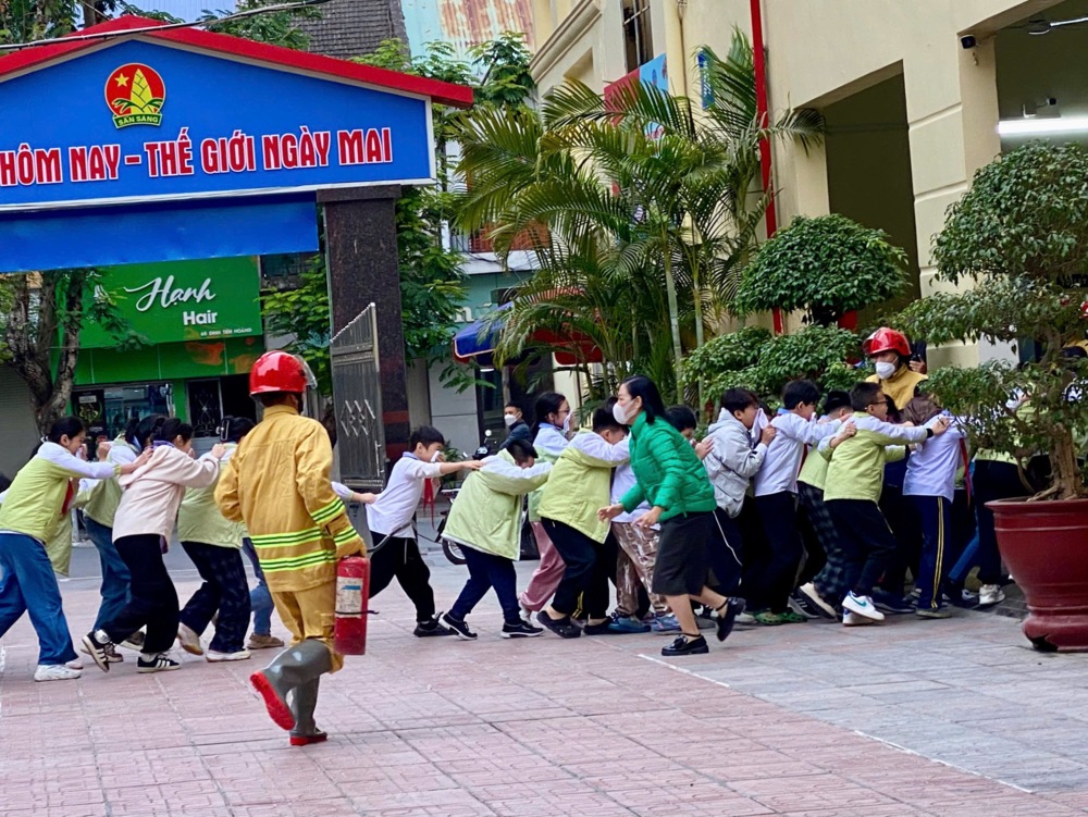 Trường Tiểu học Đinh Tiên Hoàng: Thực tập phương án chữa cháy và cứu nạn cứu hộ 3