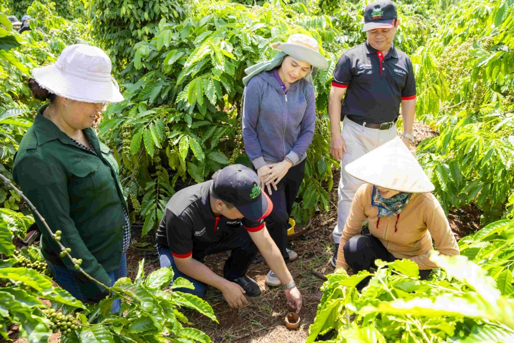 Chương trình NESCAFÉ Plan được vinh danh ở hạng mục cao nhất  “Giải thưởng năm” tại Lễ trao giải thưởng Hành động vì cộng đồng  (Human Act Prize) 2024 4