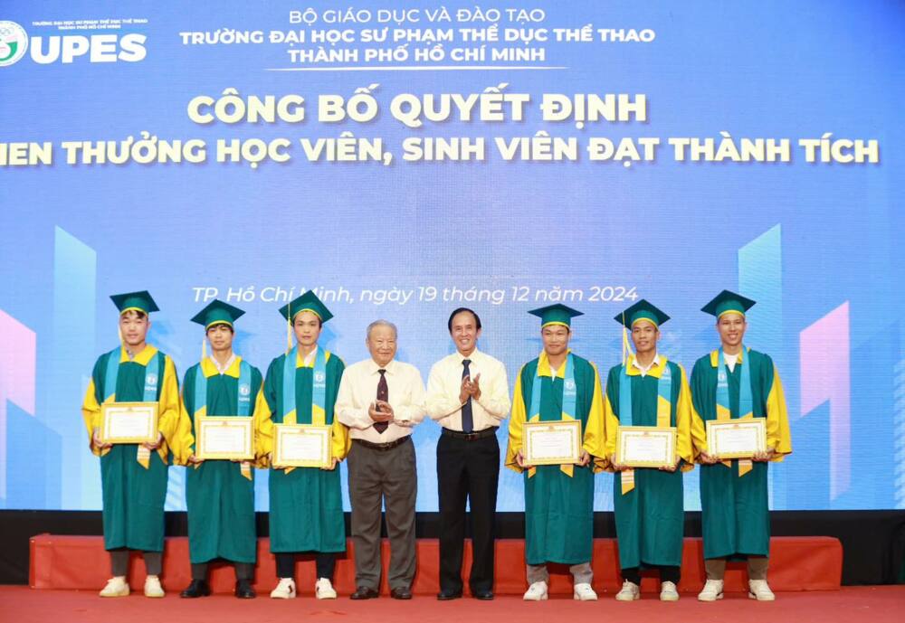 “Đám nhỏ của bầu Đức” nhận bằng cử nhân sau hành trình vừa đá bóng, vừa học 2