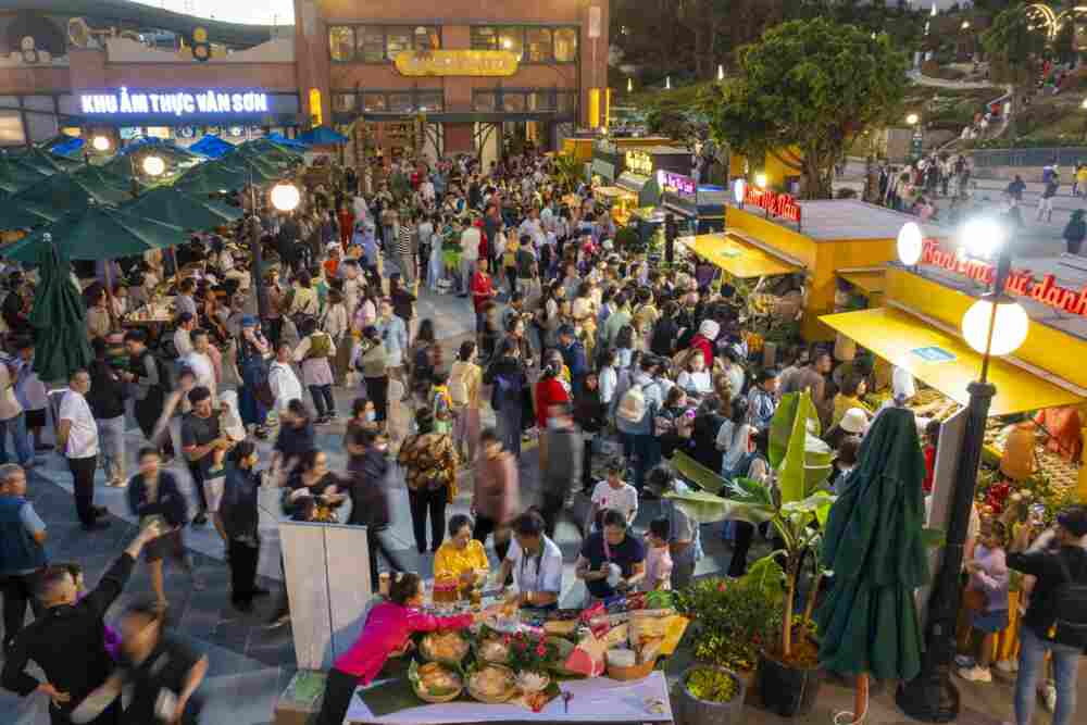 Tây Ninh bắn pháo hoa đón tết Dương lịch tại chân núi Bà Đen 2