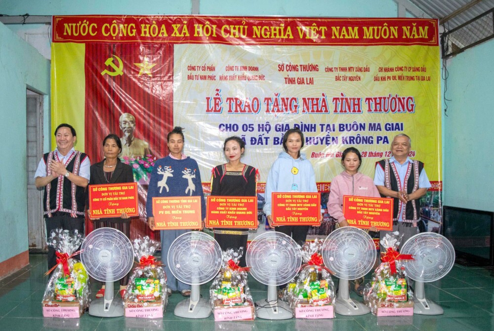 Sở Công thương Gia Lai và nhà tài trợ trao tặng 5 nhà tình thương tại Krông Pa 3