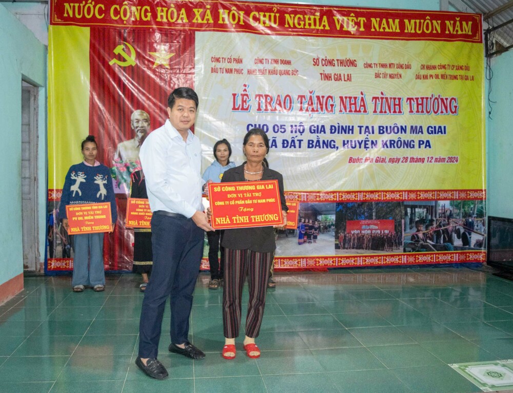 Sở Công thương Gia Lai và nhà tài trợ trao tặng 5 nhà tình thương tại Krông Pa 7