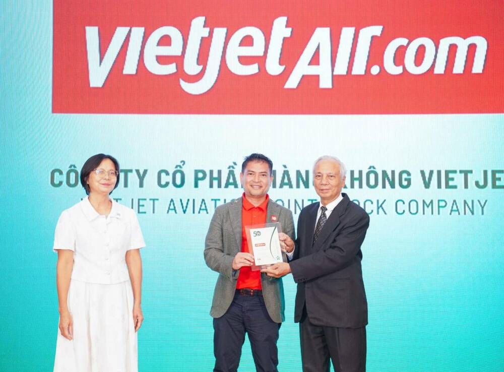 Ông Nguyễn An Di, Giám đốc Nhân sự Vietjet nhận giải thưởng tôn vinh Top 50 doanh nghiệp phát triển bền vững từ Ban tổ chức.