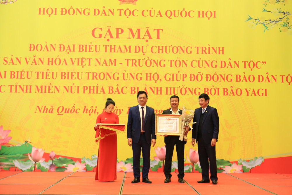 Nhà báo Trần Đăng Hưng - đại diện tạp chí Doanh nghiệp và Thương hiệu nông thôn nhận chứng nhận của Ban tổ chức.