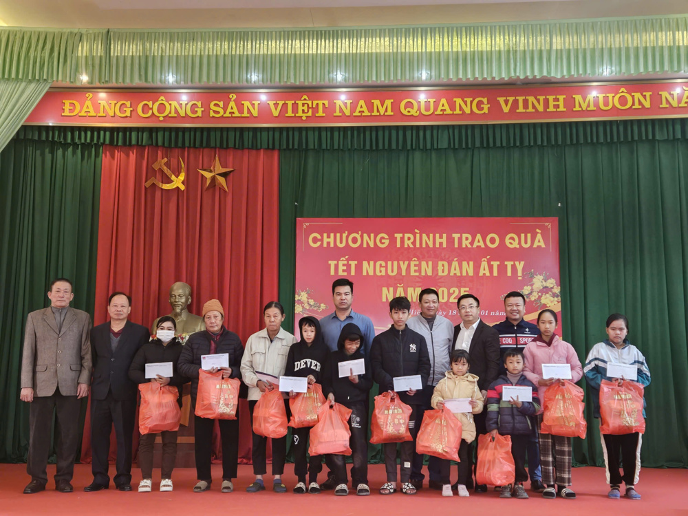 Hội Bảo trợ NKT&TMC tỉnh Bắc Giang cùng các nhà báo, phóng viên, doanh nghiệp trao quà tết tại xã Tân Hiệp, huyện Yên Thế.