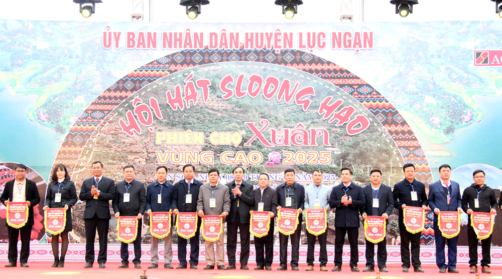 Lãnh đạo huyện Lục Ngạn trao Cờ lưu niệm cho đại diện các xã, thị trấn tham gia Hội hát Sloong hao
và phiên chợ Xuân vùng cao huyện Lục Ngạn năm 2025.  