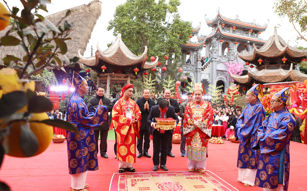 Lãnh đạo tỉnh Bắc Giang và lãnh đạo huyện Lạng Giang thực hiện nghi lễ mở cửa rừng tại đền Chúa Then.