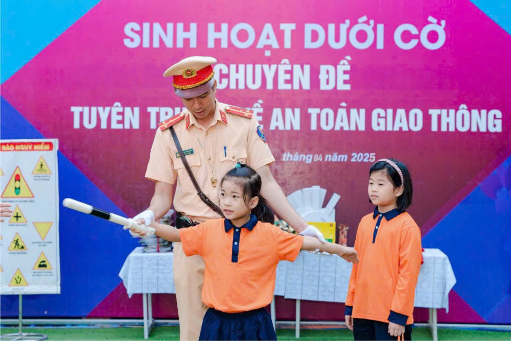 Học sinh Tiểu học Đức Thượng hào hứng học an toàn giao thông 2