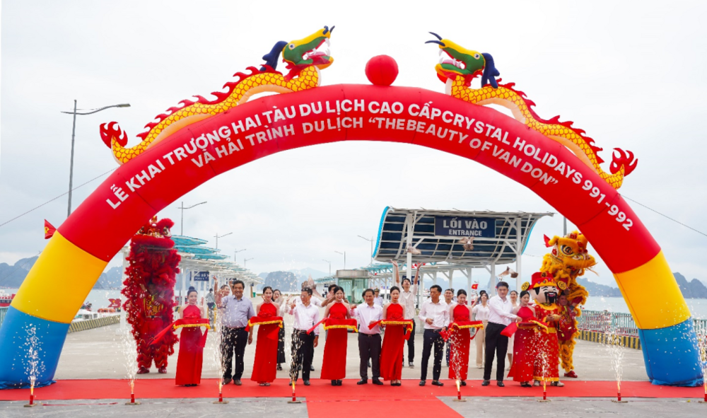 Khai trương 2 tàu du lịch cao cấp phục vụ khách tham quan Vịnh Bái Tử Long 2