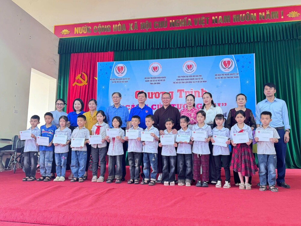Trao 53 suất học bổng và 5 xe lăn cho trẻ em mồ côi, người khuyết tật có hoàn cảnh khó khăn tại Sơn Động 2