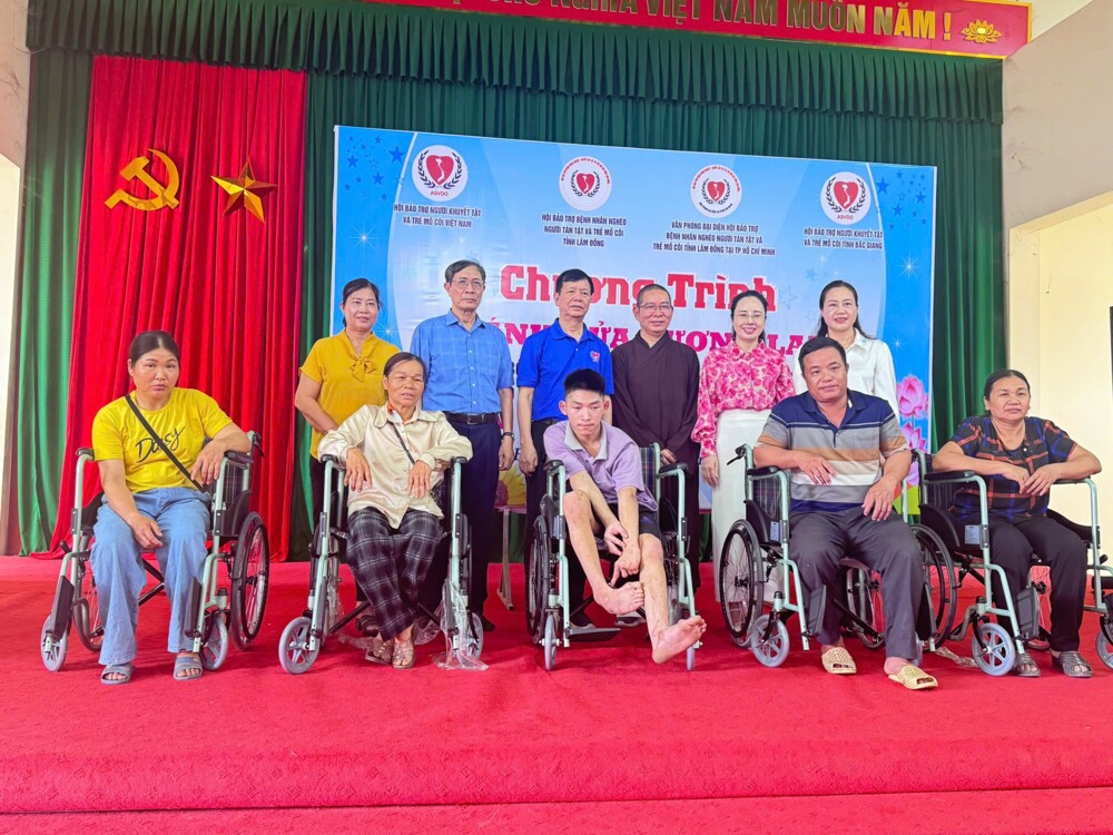 Trao 53 suất học bổng và 5 xe lăn cho trẻ em mồ côi, người khuyết tật có hoàn cảnh khó khăn tại Sơn Động 3