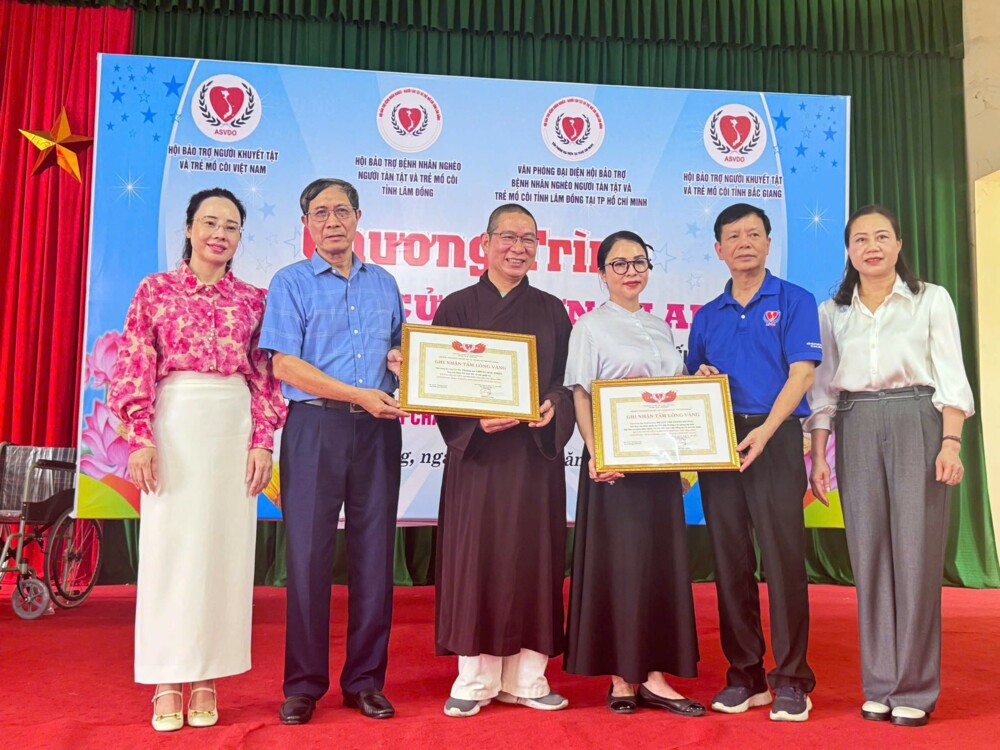Trao 53 suất học bổng và 5 chiếc xe lăn cho trẻ em mồ côi, người khuyết tật có hoàn cảnh khó khăn tại Sơn Động 2