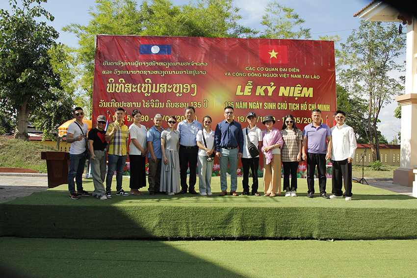 Nhà hát nghệ thuật Xiếc và Tạp kỹ Hà Nội dâng hương tưởng niệm Chủ tịch Hồ Chí Minh tại Lào 1