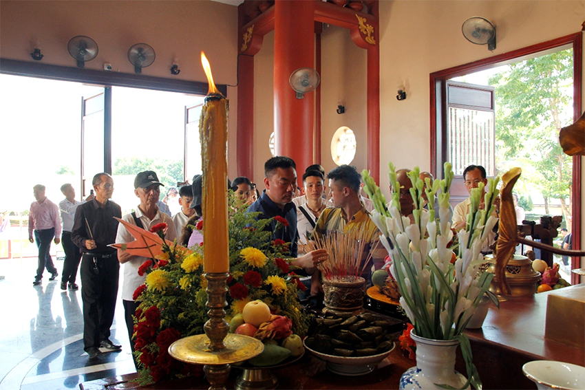 Nhà hát nghệ thuật Xiếc và Tạp kỹ Hà Nội dâng hương tưởng niệm Chủ tịch Hồ Chí Minh tại Lào 2