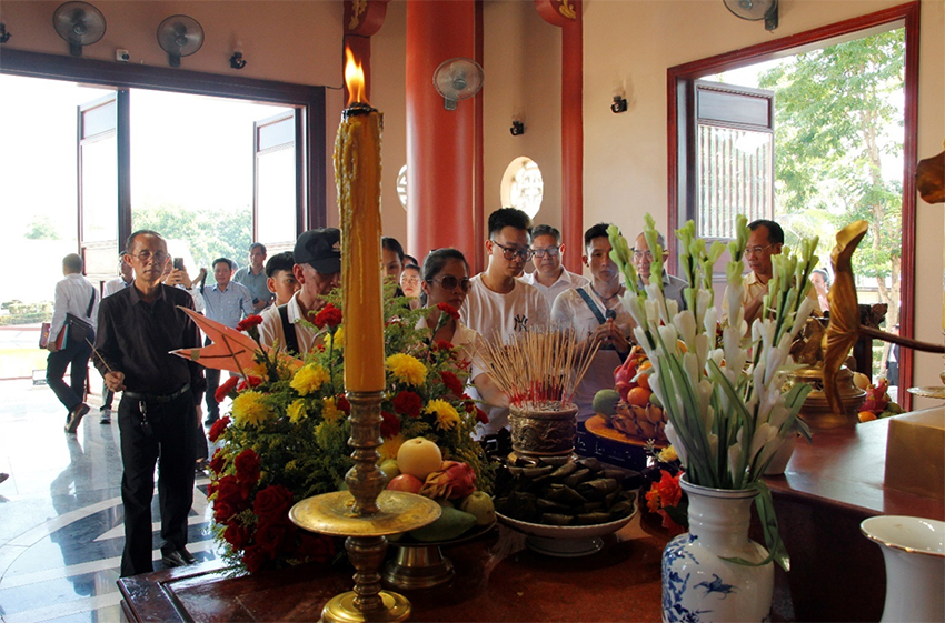 Nhà hát nghệ thuật Xiếc và Tạp kỹ Hà Nội dâng hương tưởng niệm Chủ tịch Hồ Chí Minh tại Lào 4