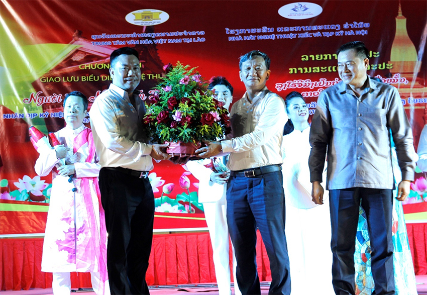 Nhà hát nghệ thuật Xiếc và Tạp kỹ Hà Nội dâng hương tưởng niệm Chủ tịch Hồ Chí Minh tại Lào 5