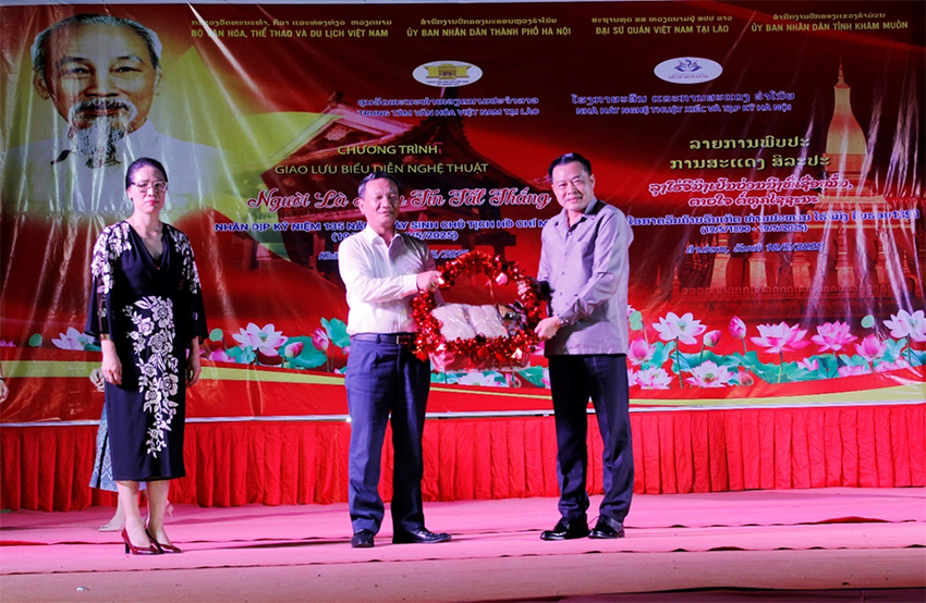 Nhà hát nghệ thuật Xiếc và Tạp kỹ Hà Nội dâng hương tưởng niệm Chủ tịch Hồ Chí Minh tại Lào 6