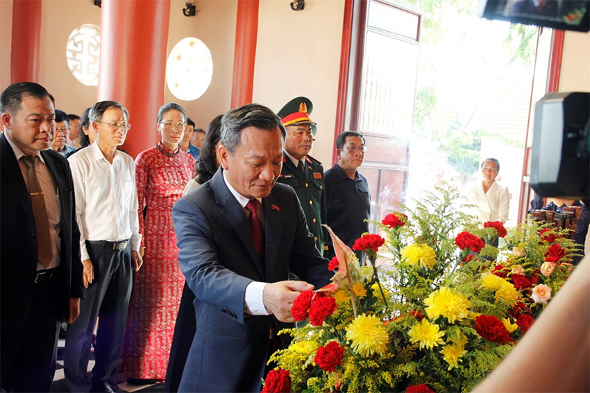 Nhà hát nghệ thuật Xiếc và Tạp kỹ Hà Nội dâng hương tưởng niệm Chủ tịch Hồ Chí Minh tại Lào 9