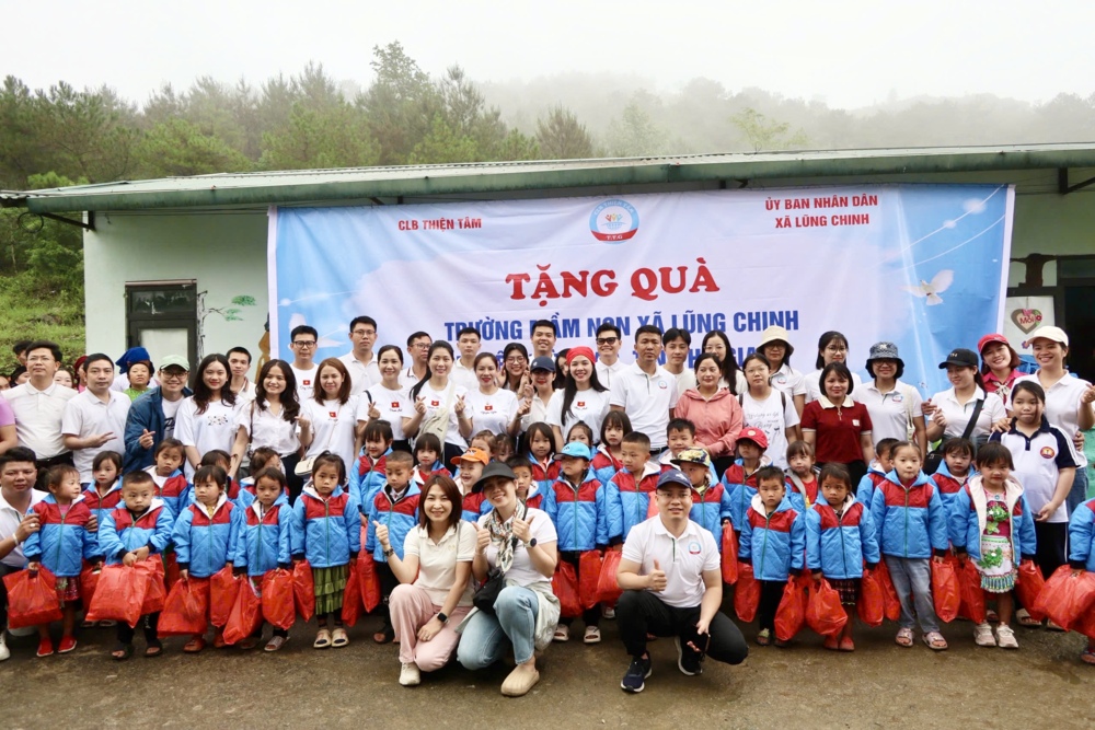 Vượt núi gieo yêu thương - Hành trình đến với trẻ em vùng cao của câu lạc bộ trang chu fun88 1