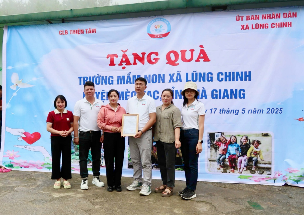 Vượt núi gieo yêu thương - Hành trình đến với trẻ em vùng cao của câu lạc bộ trang chu fun88 7